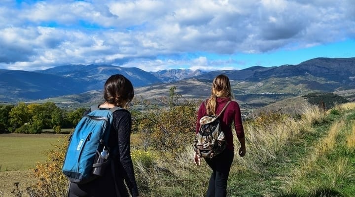 Duas mulheres caminhando para combater a depressão