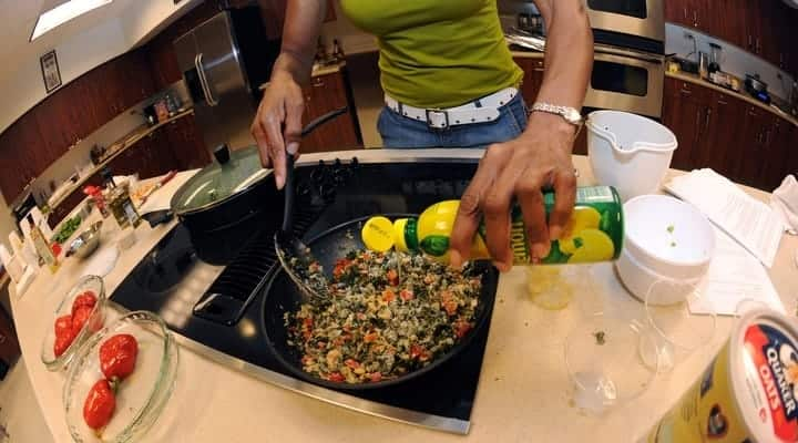 Pessoa preparando comida saudável para alguém com depressão